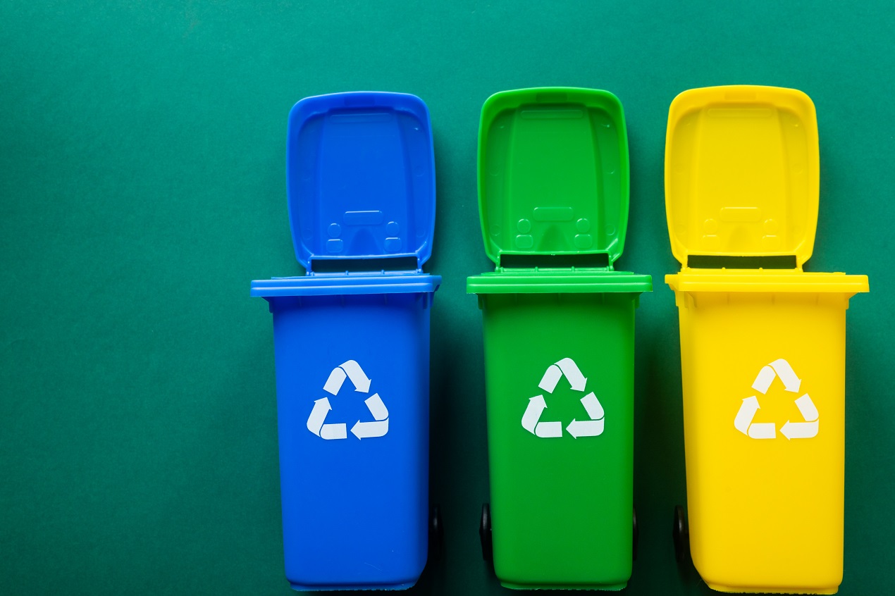 Jakie kosze ułatwiają segregację odpadów?